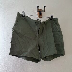 Columbia Women's Forest Green Front Shorts